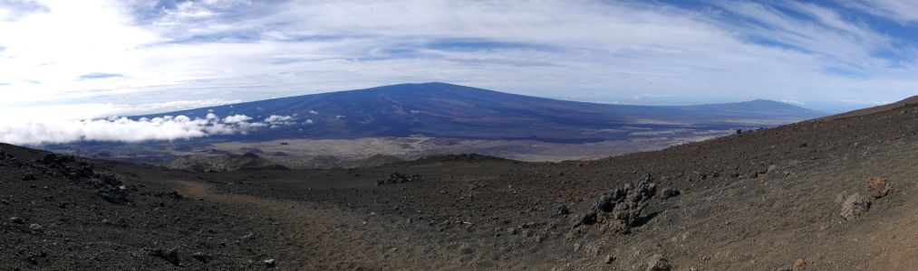 Panorama Mauna Loa, od východu se tradičně tlačí mraky.